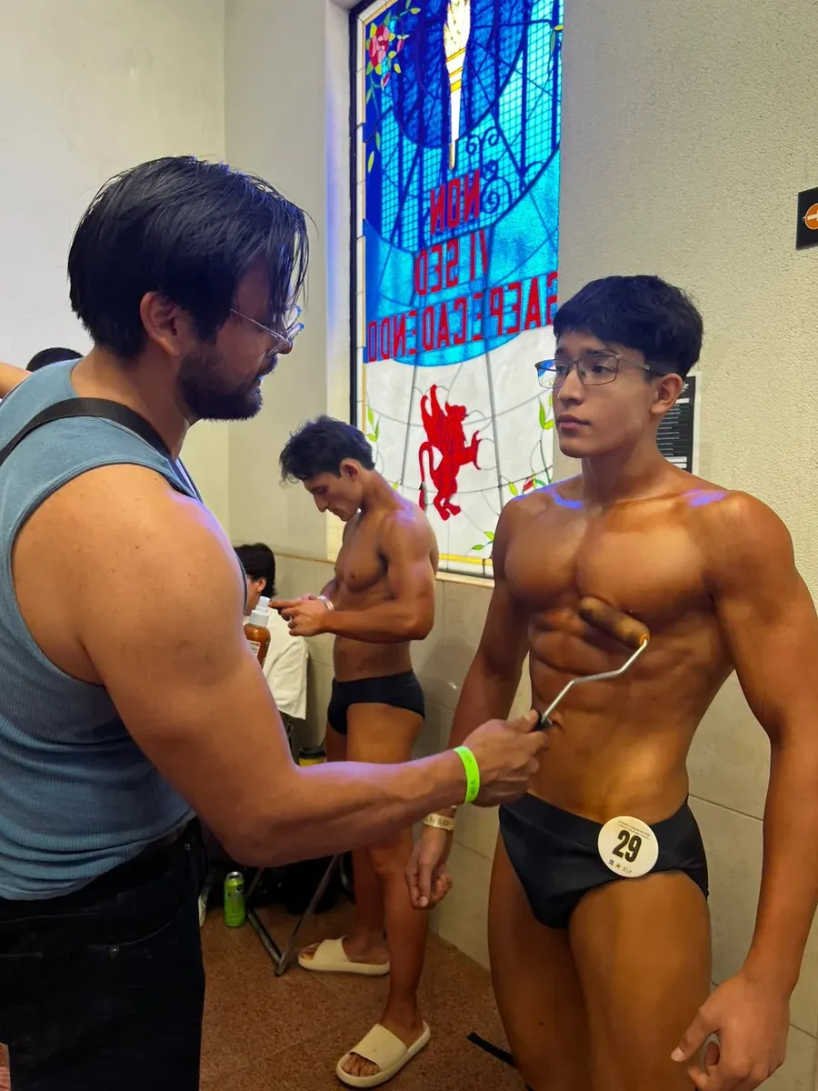 Coach acompañando a un atleta de EAB Performance