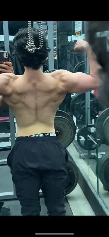 Atleta entrenando en el gimnasio